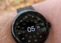 在实时照片中查看新款 Pixel Watch 运动表带
