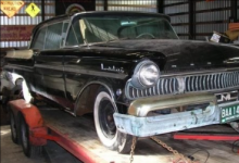 在一个旧谷仓里发现了一辆50年代的豪华美国汽车